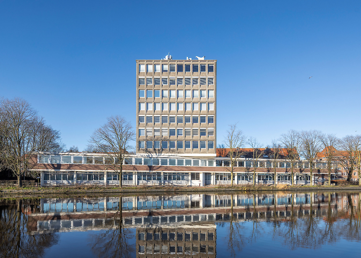 Bestaande kantoorgebouw aan het water, foto Luuk Kramer, 2022